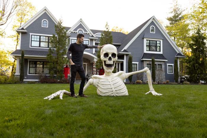 🎃Halloween Pre-sale 50% OFF🔥–Towering Skeleton with LED Eyes & Haunting Sounds👻（Limited Stock）